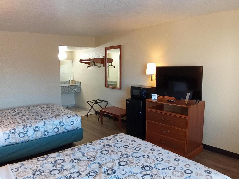 Hole Inn the Wall Hotel - Fort Walton Beach - Sunset Plaza - nearby Beaches & Hurlburt