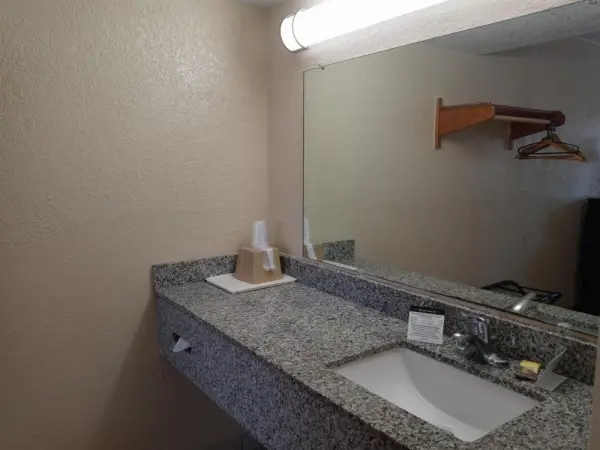 Hole Inn the Wall Hotel - Fort Walton Beach - Sunset Plaza - nearby Beaches & Hurlburt 10